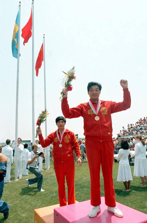 历史上为中国夺得第一枚金牌的谁