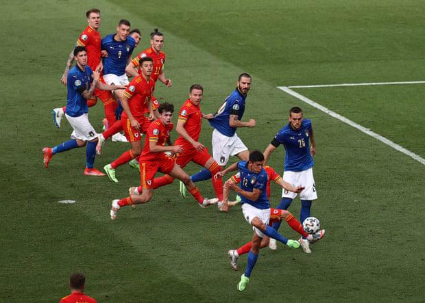 意大利1-0威尔士双双出线的相关图片